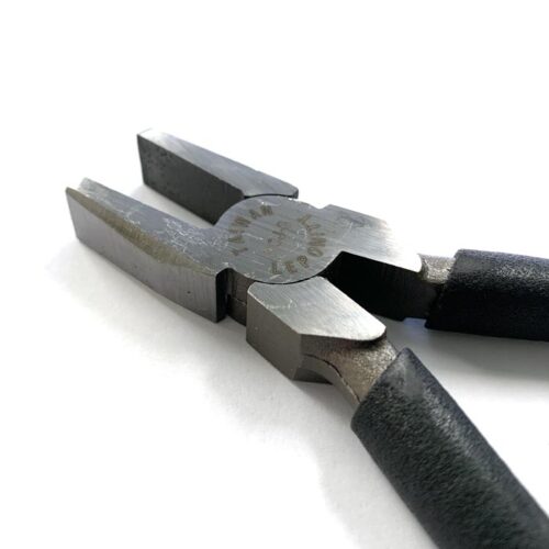 close up of head of breaking pliers